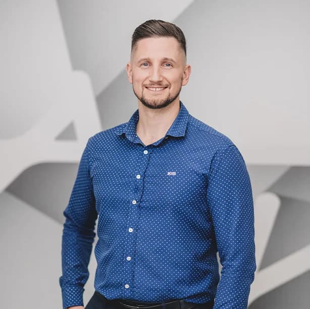 Ekspert prowadzący szkolenia na platformie Dentor